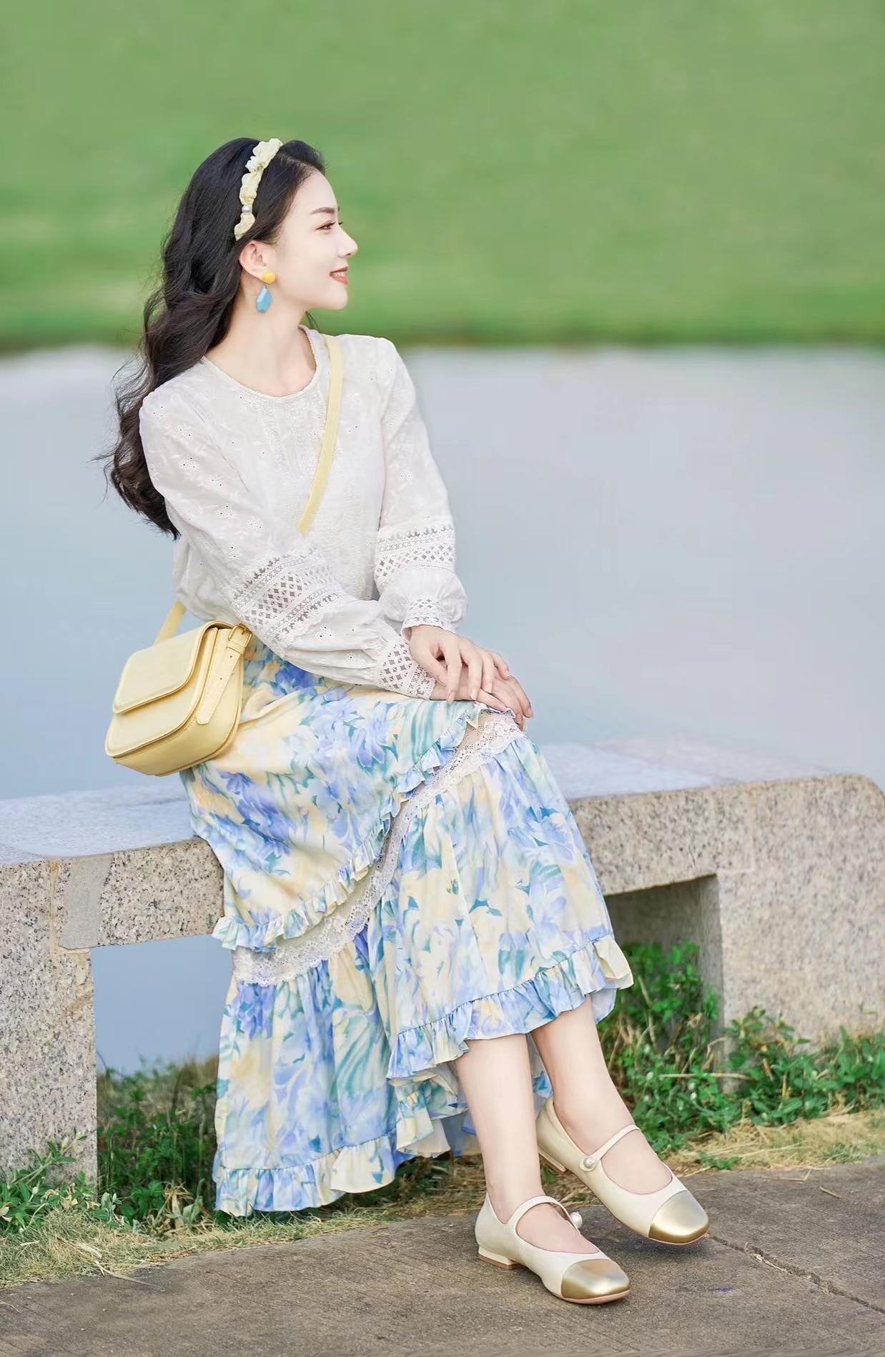 女生穿上裙子拍照,推荐这8个姿势,简约大方拍出你的各种美