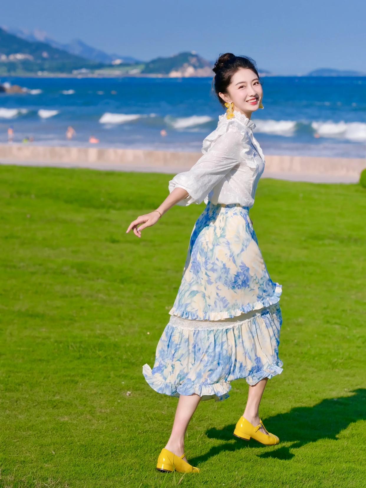 女生穿上裙子拍照,推荐这8个姿势,简约大方拍出你的各种美