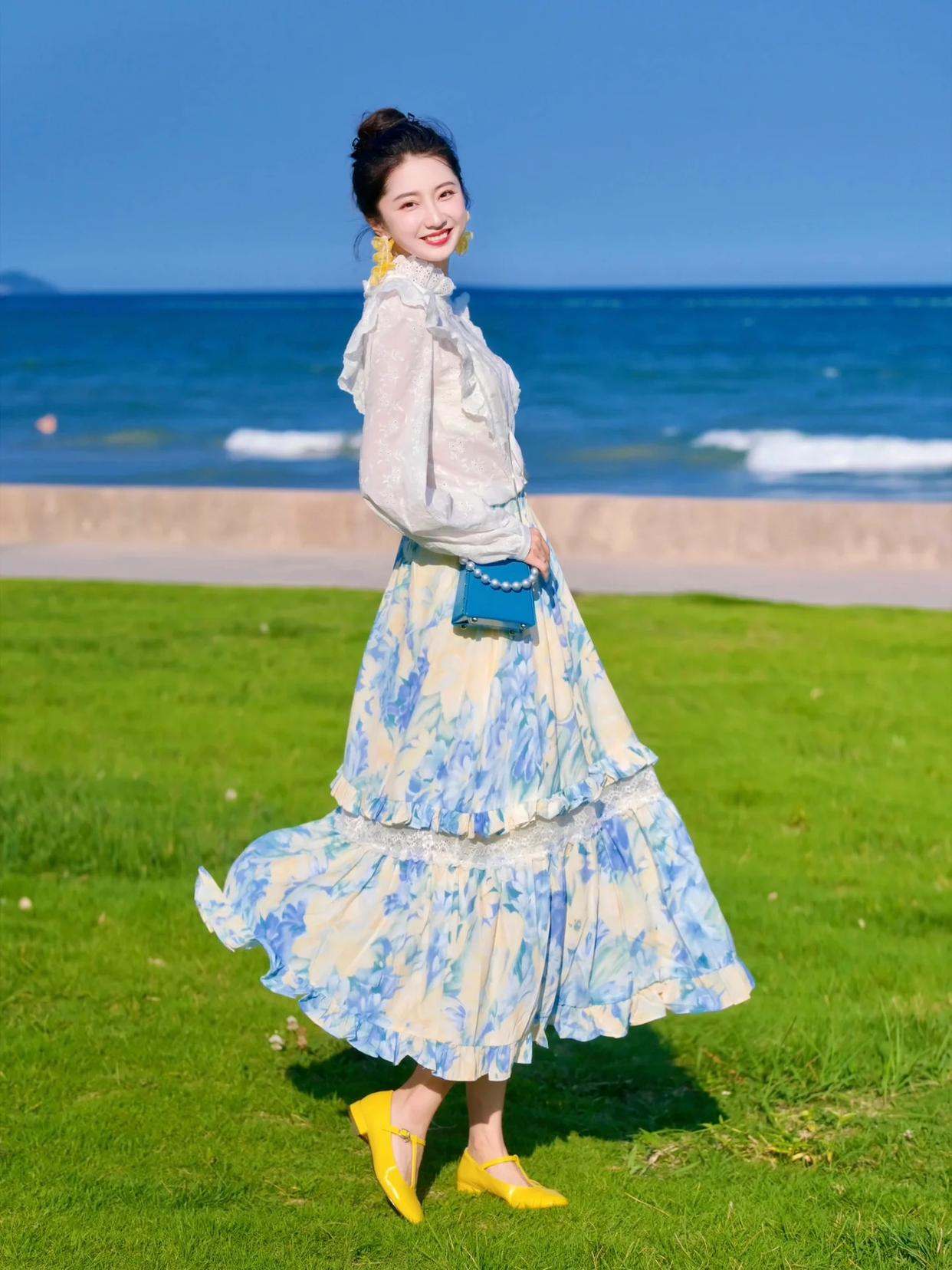 女生穿上裙子拍照,推荐这8个姿势,简约大方拍出你的各种美