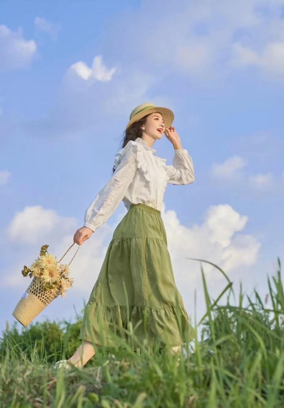 女生穿上裙子拍照,推荐这8个姿势,简约大方拍出你的各种美