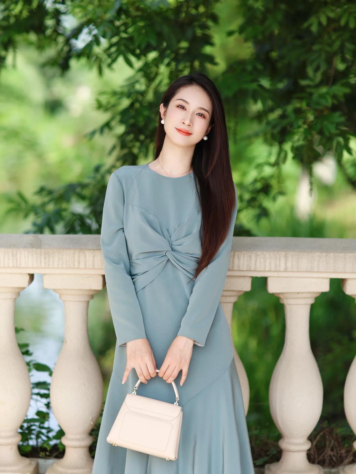 穿好看的裙子拍照,9个自然优雅的姿势,拍照尽显女性魅力