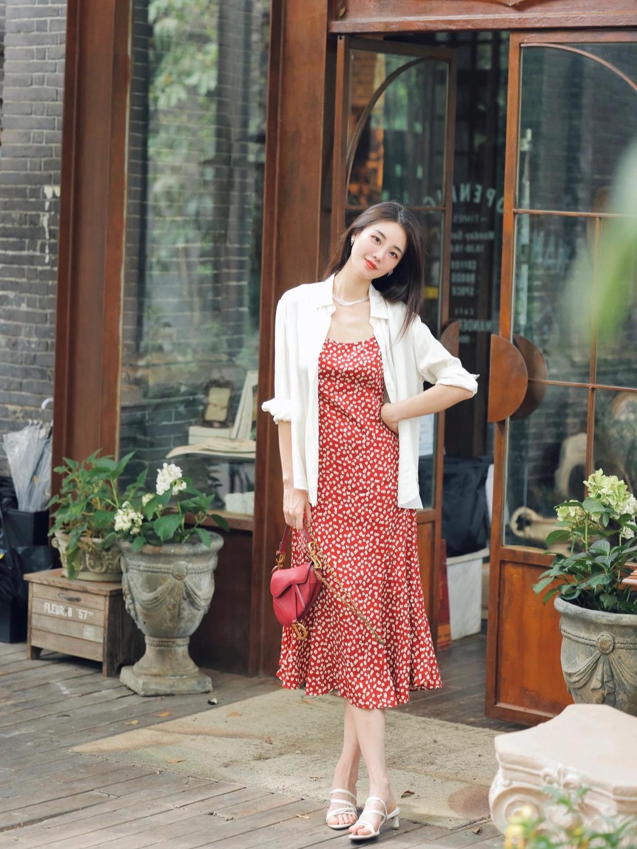 11个裙子拍照姿势,穿裙子这样摆姿势,拍照魅力好看又气质