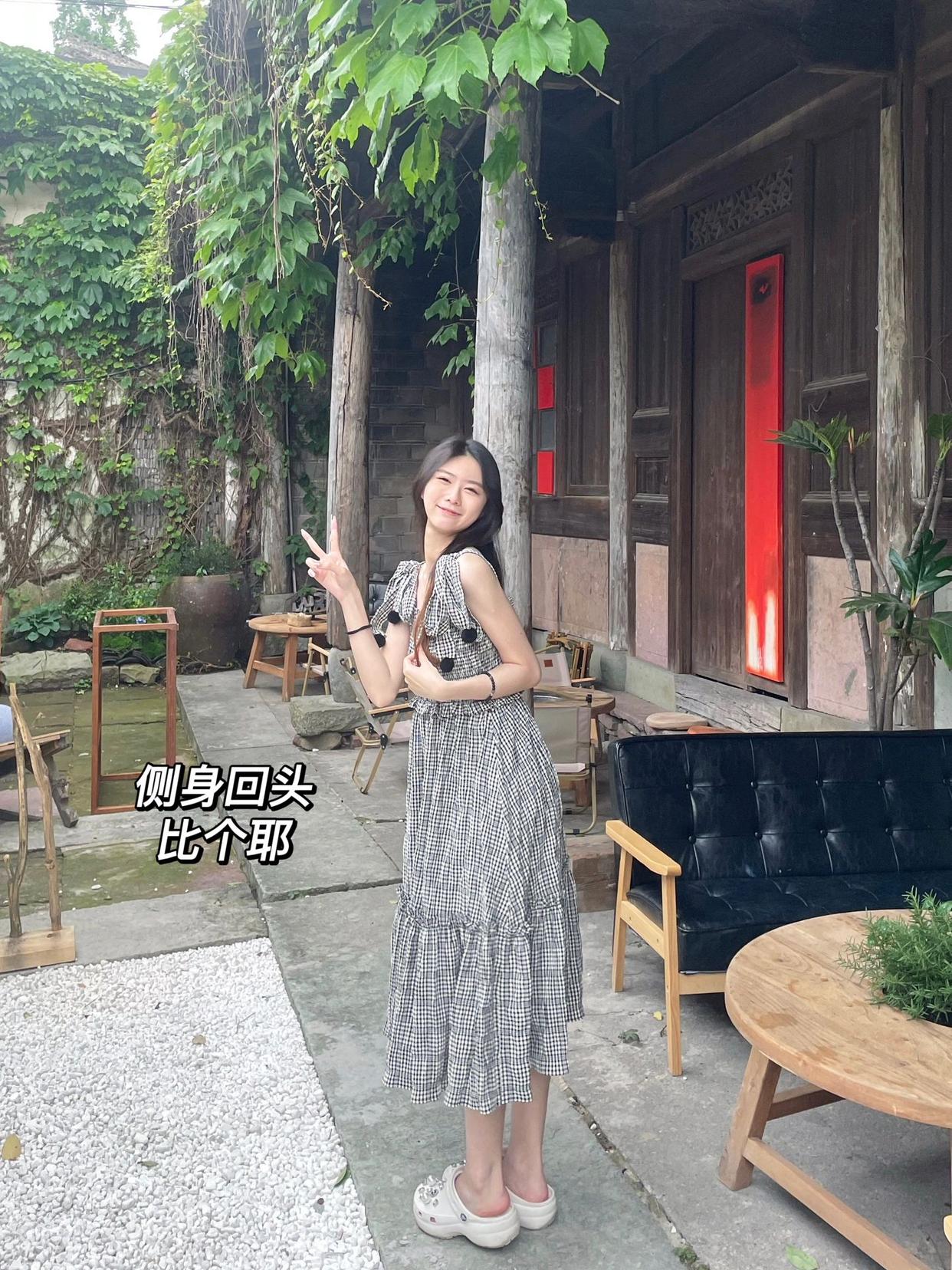 9个穿裙子拍照姿势,全身照这样拍,上镜气质腿长又好看