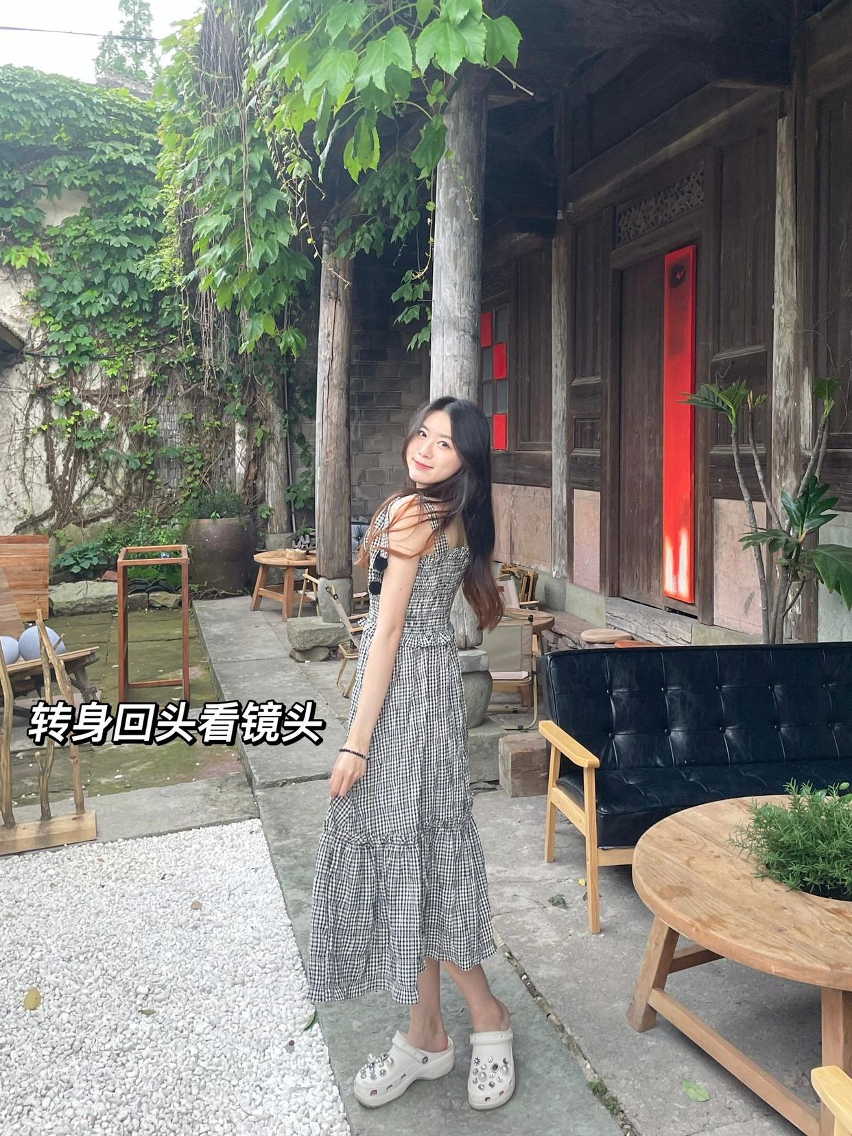 9个穿裙子拍照姿势,全身照这样拍,上镜气质腿长又好看