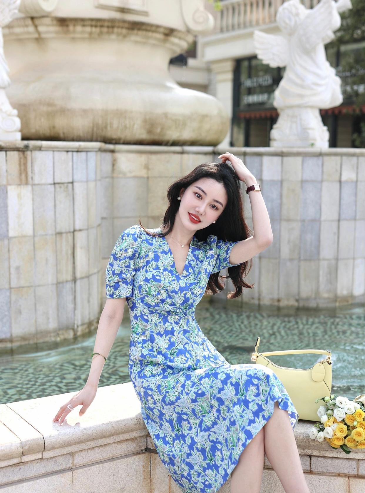 9个穿裙子拍照姿势,全身照这样拍,上镜气质腿长又好看