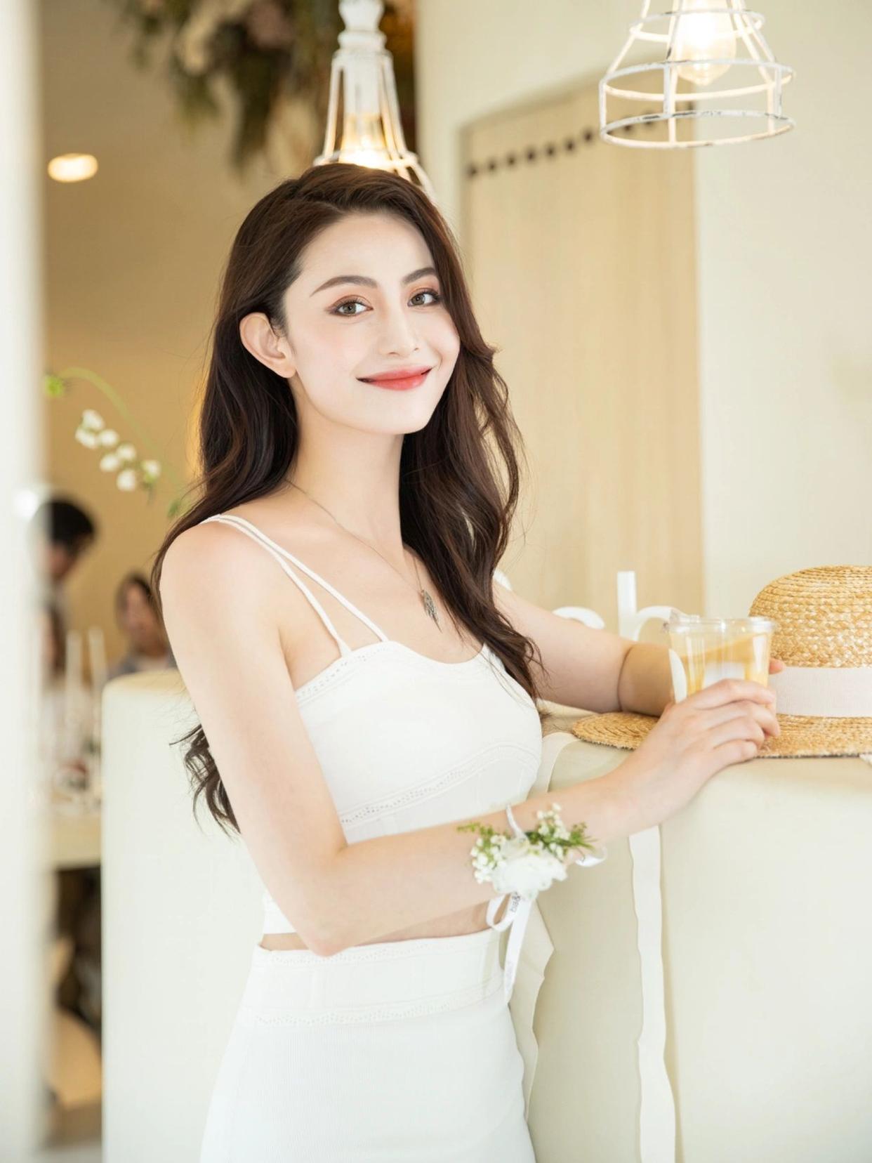 气质女人拍照技巧,11个姿势,瞬间气质拉满,照片好看