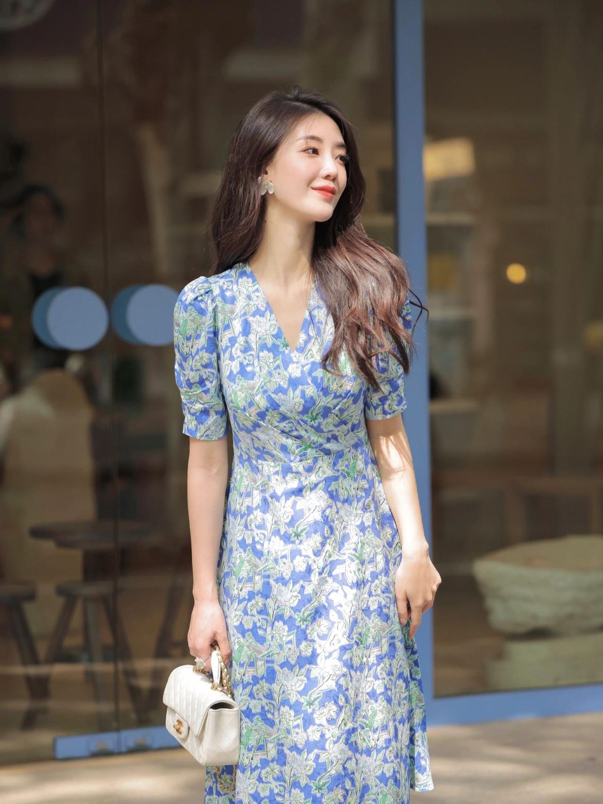 11个裙子拍照姿势,穿裙子这样摆姿势,拍照魅力好看又气质