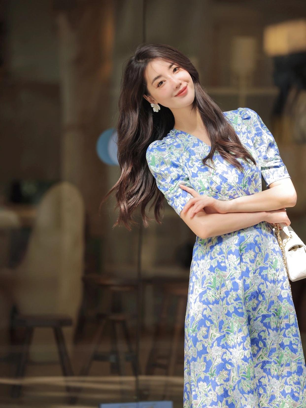 11个裙子拍照姿势,穿裙子这样摆姿势,拍照魅力好看又气质