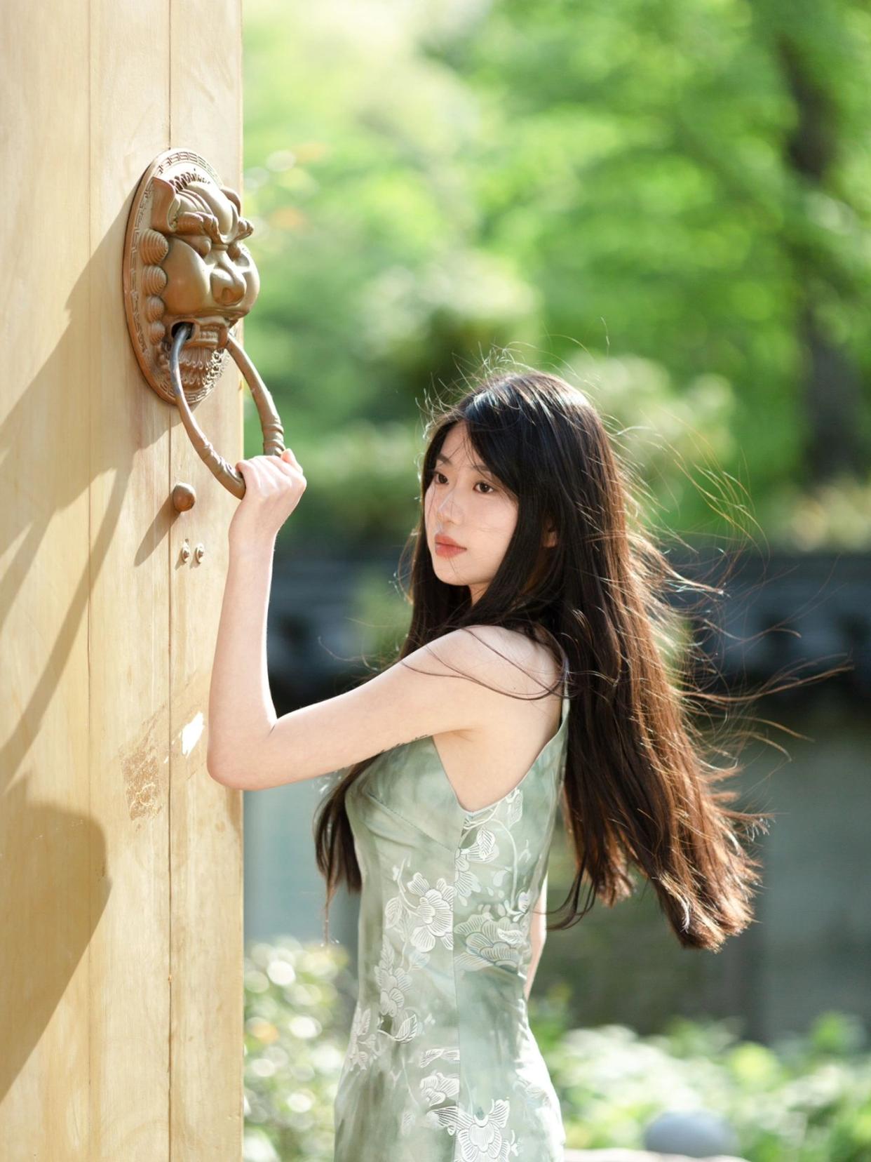 旗袍拍照姿势,教你穿上旗袍怎么拍,跟着学分分钟拍出好看照片