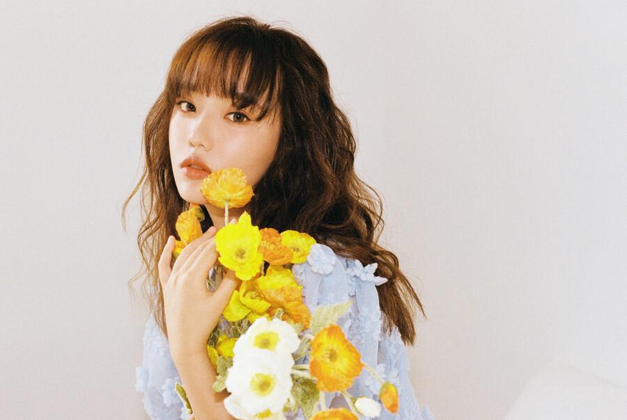 8个好看花束拍照姿势,拿花不知道怎么拍,这些姿势学起来