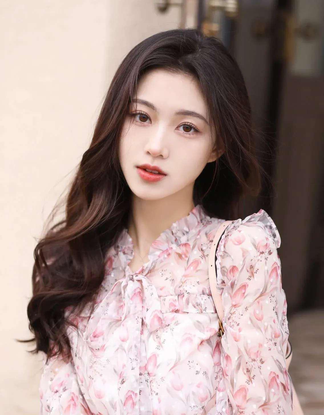 穿裙子怎么拍照好看?拒绝拍照不自然,7个姿势让你拍照气质漂亮