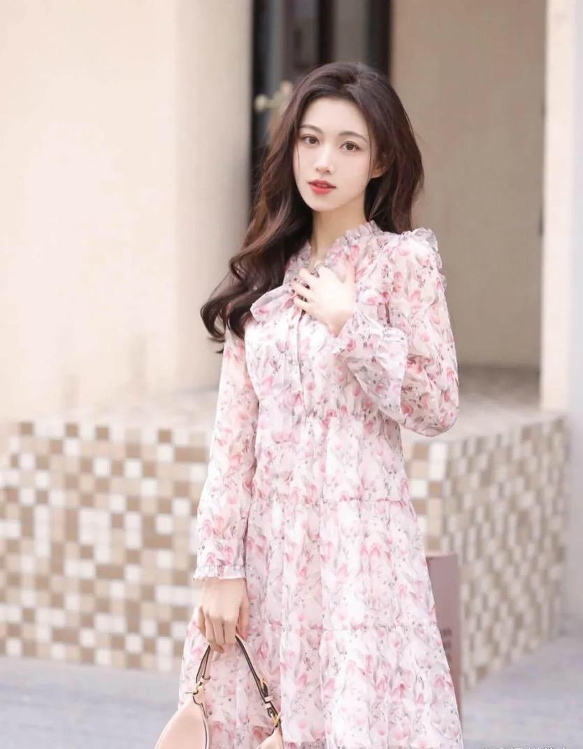 穿裙子怎么拍照好看?拒绝拍照不自然,7个姿势让你拍照气质漂亮