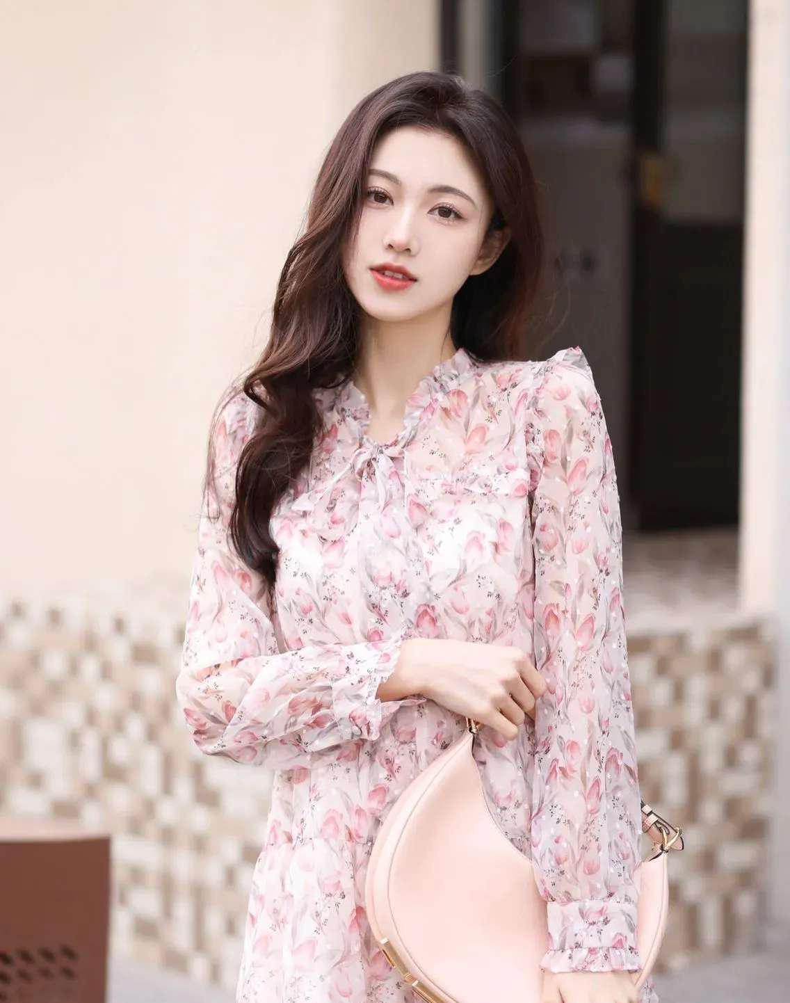 穿裙子怎么拍照好看?拒绝拍照不自然,7个姿势让你拍照气质漂亮