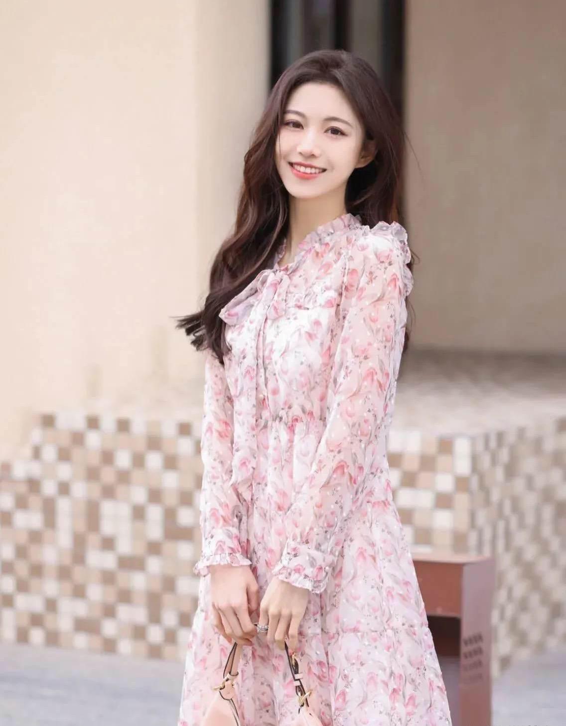 穿裙子怎么拍照好看?拒绝拍照不自然,7个姿势让你拍照气质漂亮