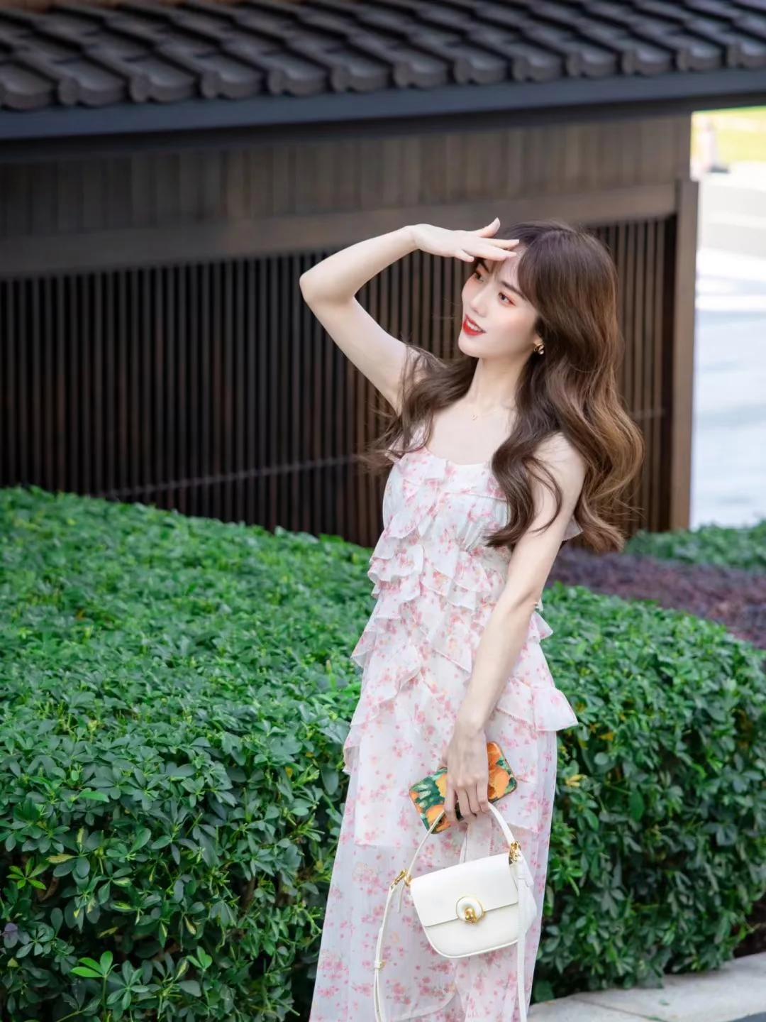 穿裙子怎么拍照好看?拒绝拍照不自然,7个姿势让你拍照气质漂亮