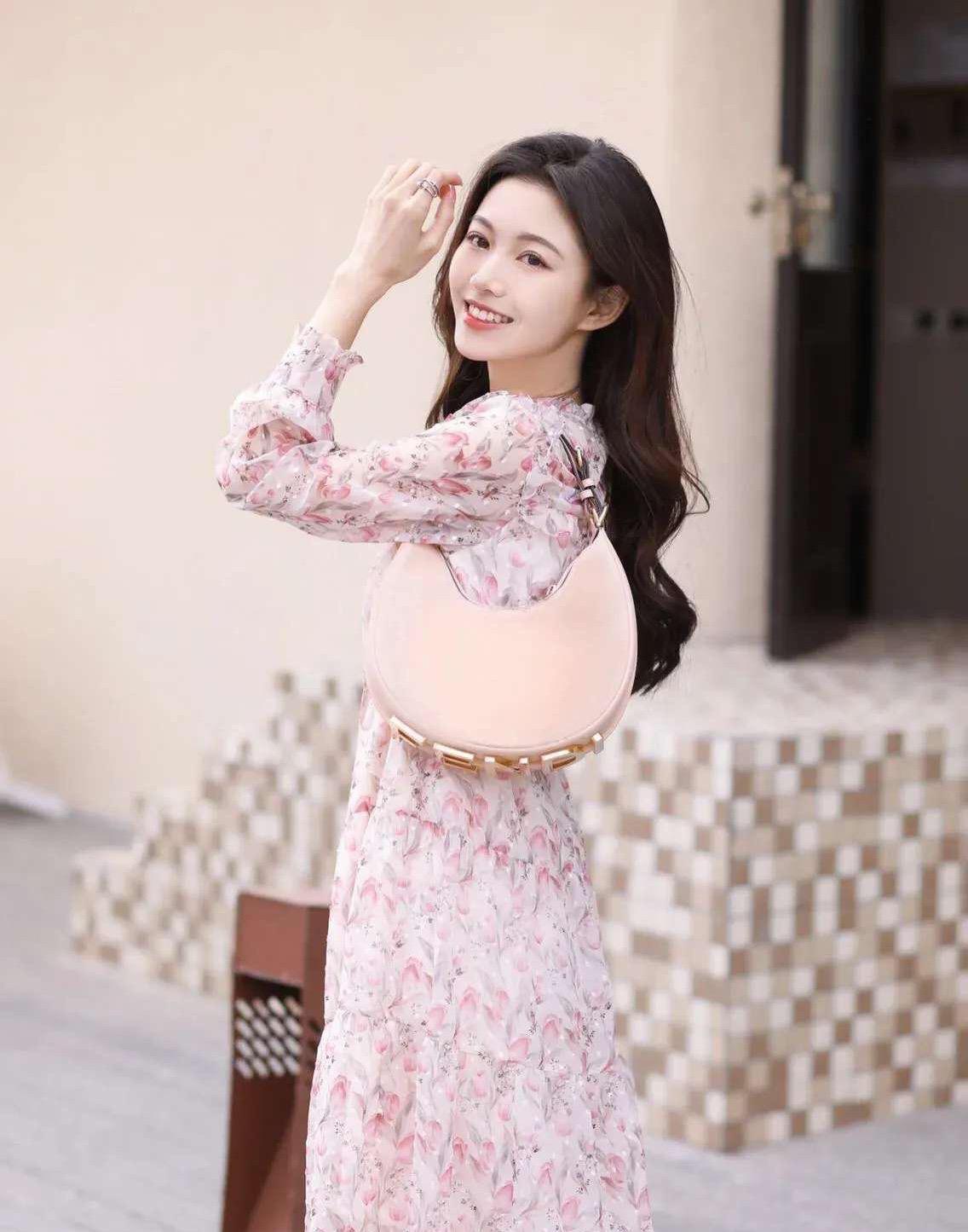 穿裙子怎么拍照好看?拒绝拍照不自然,7个姿势让你拍照气质漂亮