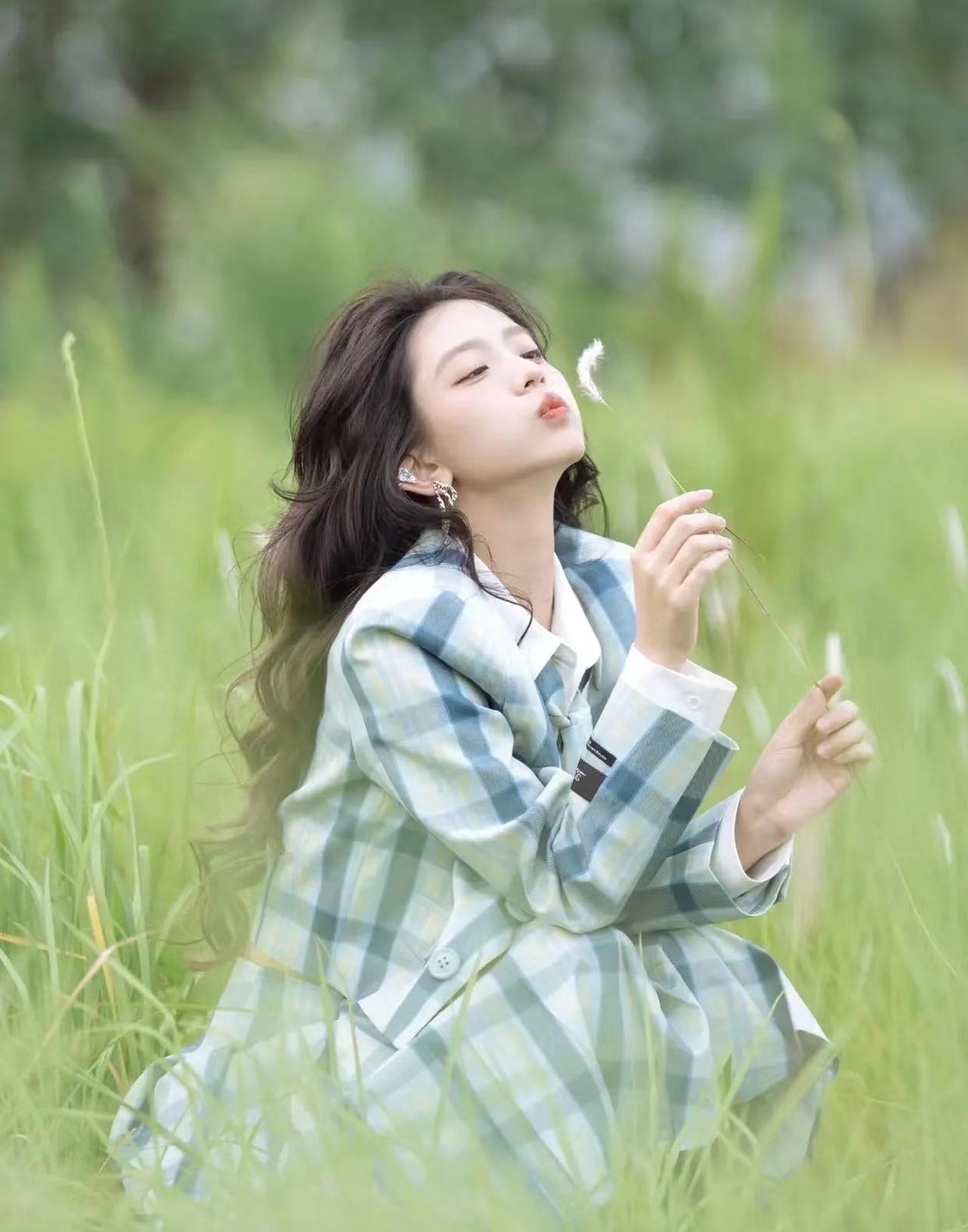 户外人像照这样拍,简单上镜不出错,拍照又美又自然