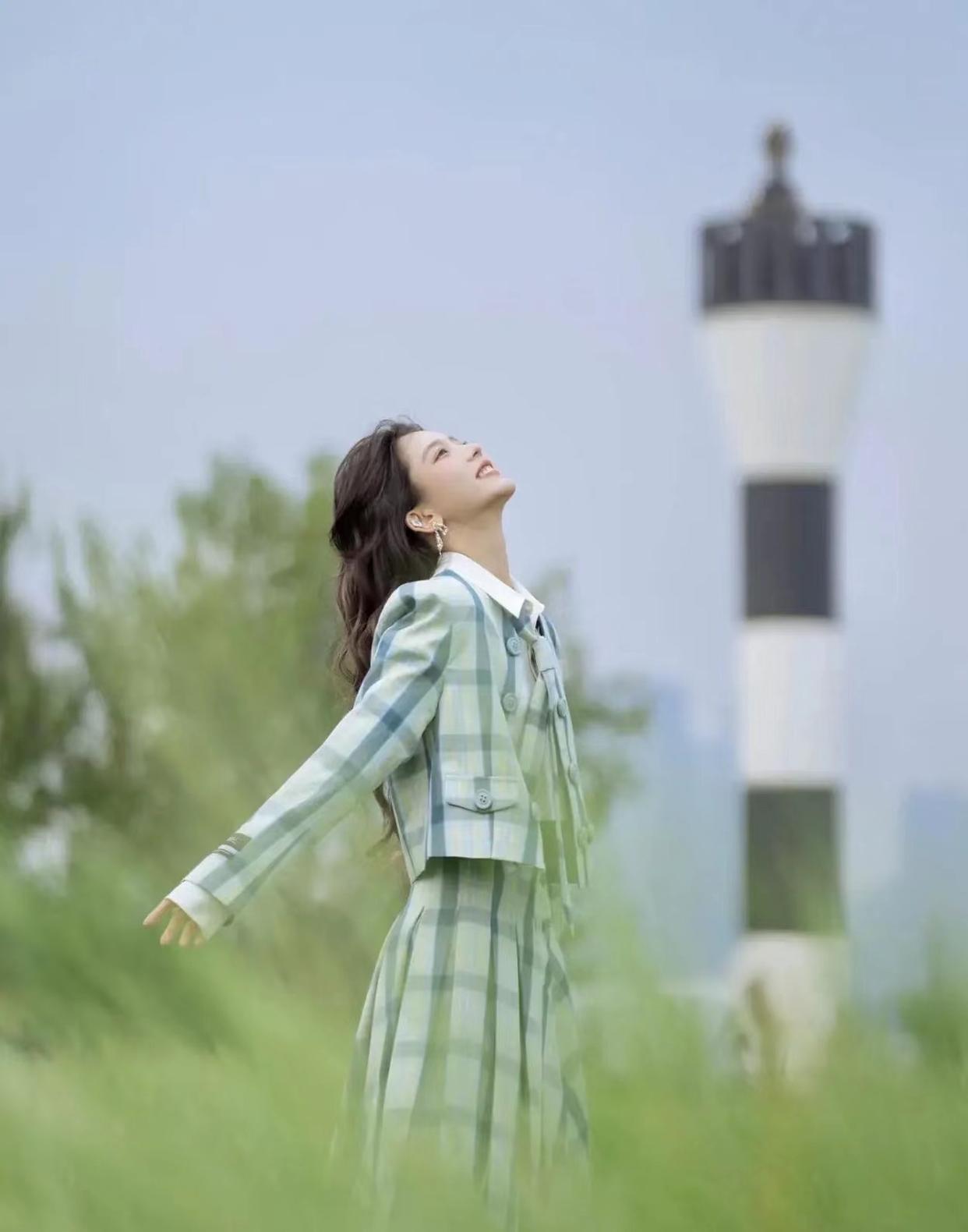 户外人像照这样拍,简单上镜不出错,拍照又美又自然
