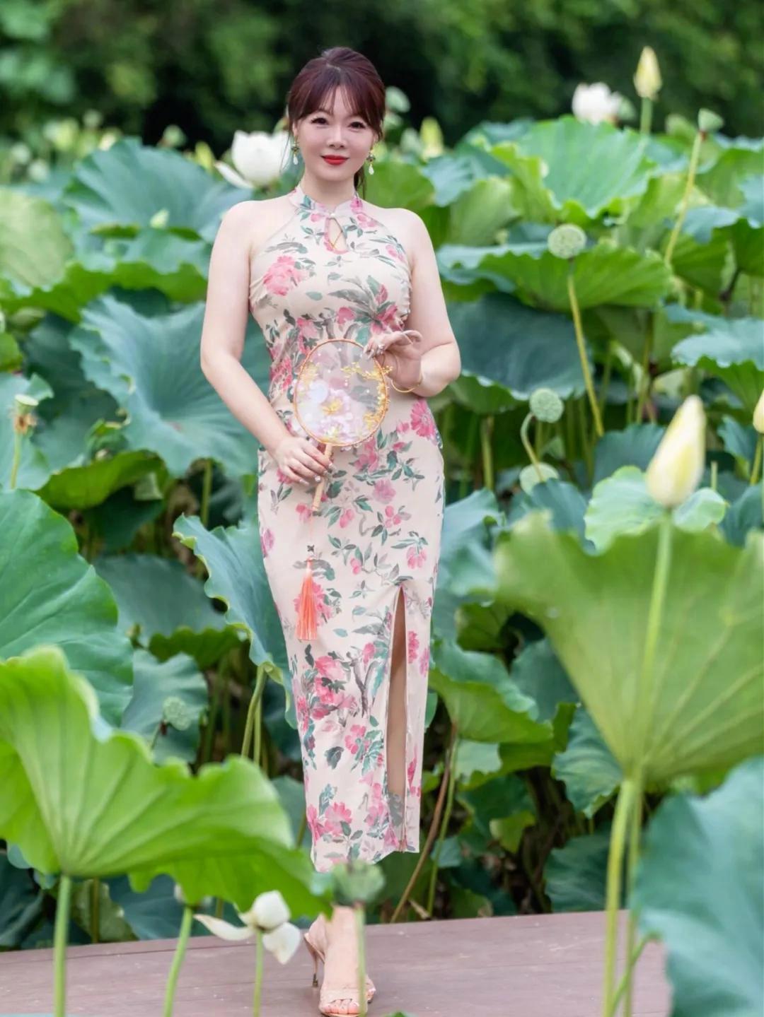 穿旗袍拍荷花,这样拍最出片|摄影师私藏动作指南