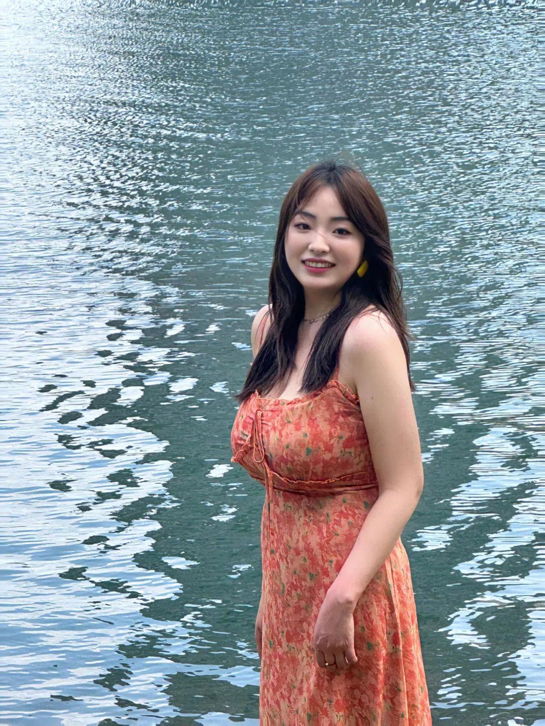 肉肉女生拍照,9个小动作,也能大方自信、漂亮气质显身材