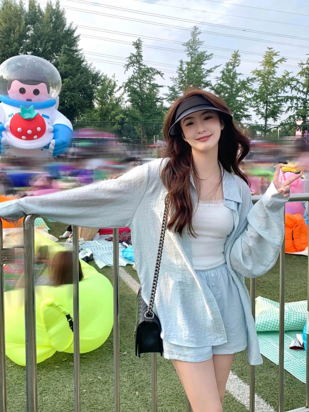 户外拍照,8个拍照姿势,松弛漂亮又自然,拍出夏日氛围感