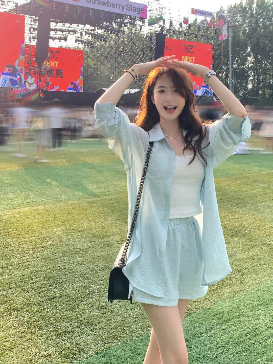 户外拍照,8个拍照姿势,松弛漂亮又自然,拍出夏日氛围感