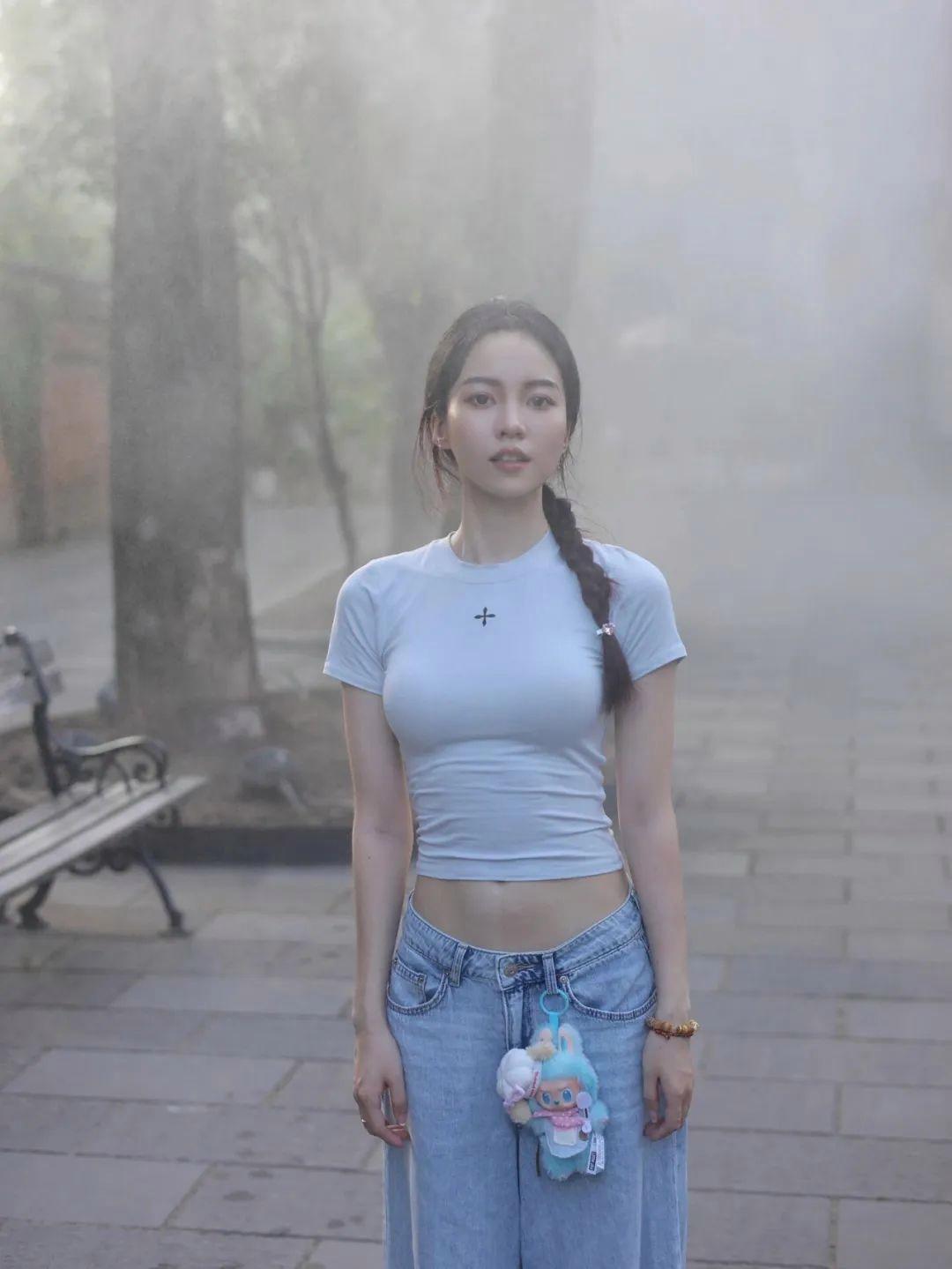 牛仔裤拍照,简单动作,拍照又酷又好看,显时候显身材