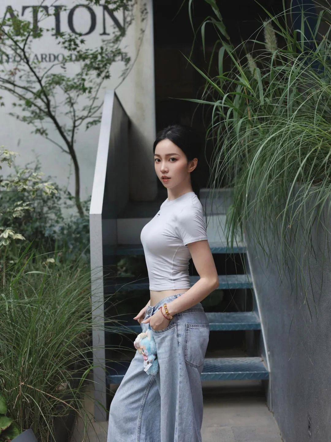 牛仔裤拍照,简单动作,拍照又酷又好看,显时候显身材