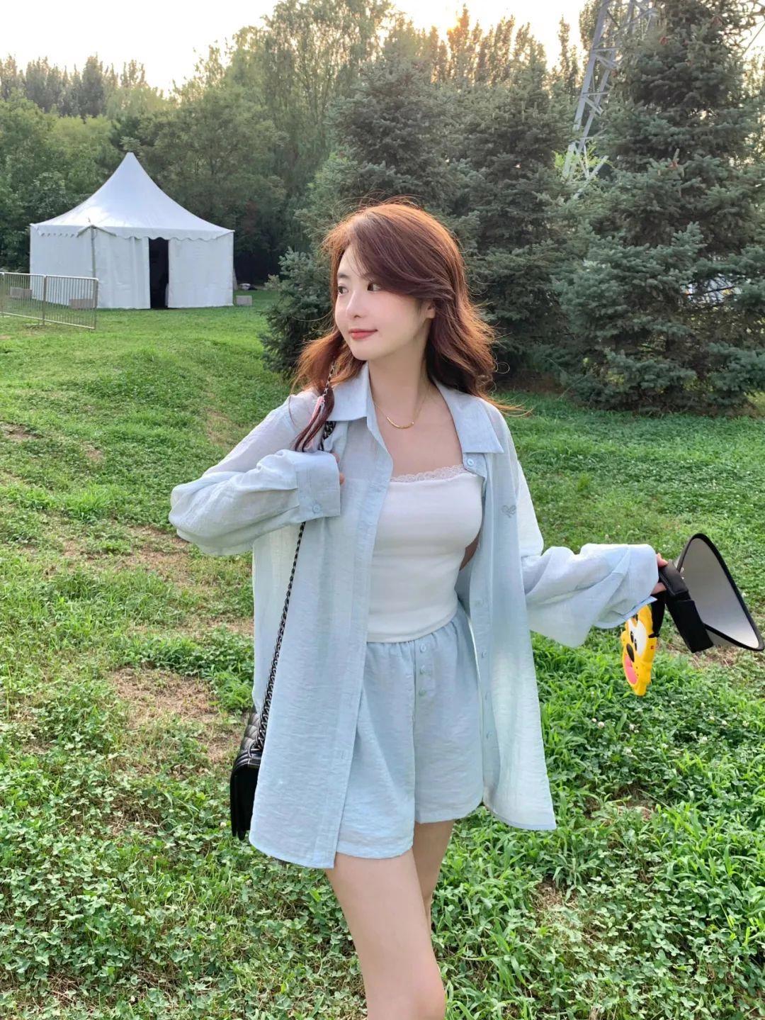 户外拍照,8个拍照姿势,松弛漂亮又自然,拍出夏日氛围感