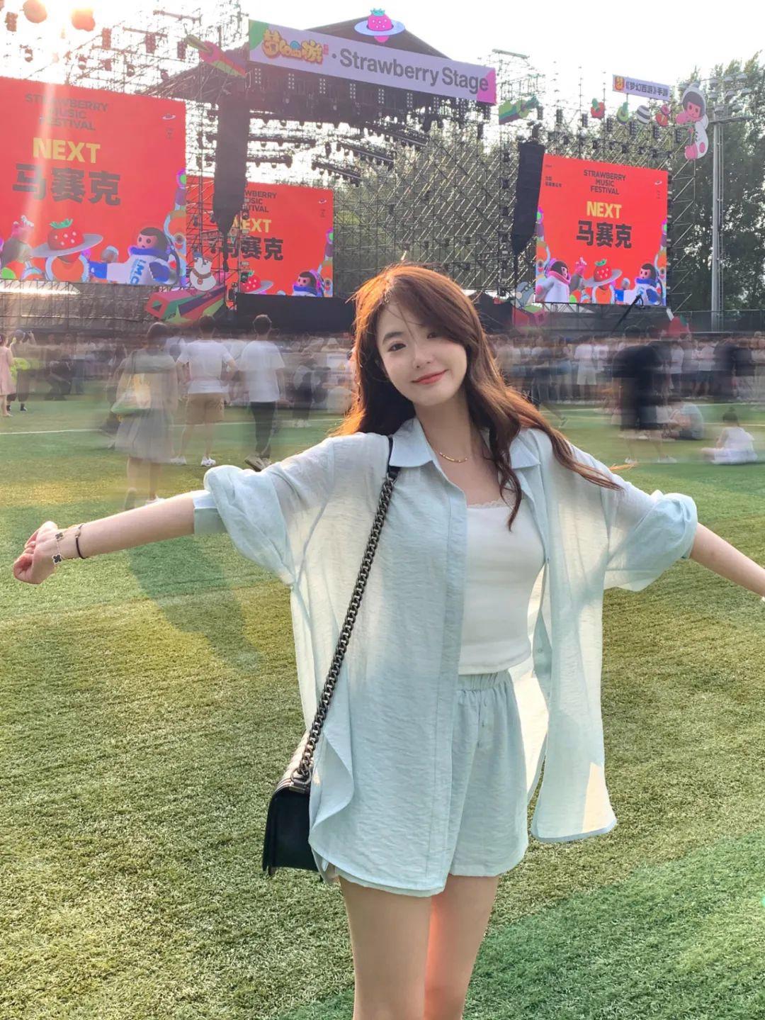 户外拍照,8个拍照姿势,松弛漂亮又自然,拍出夏日氛围感