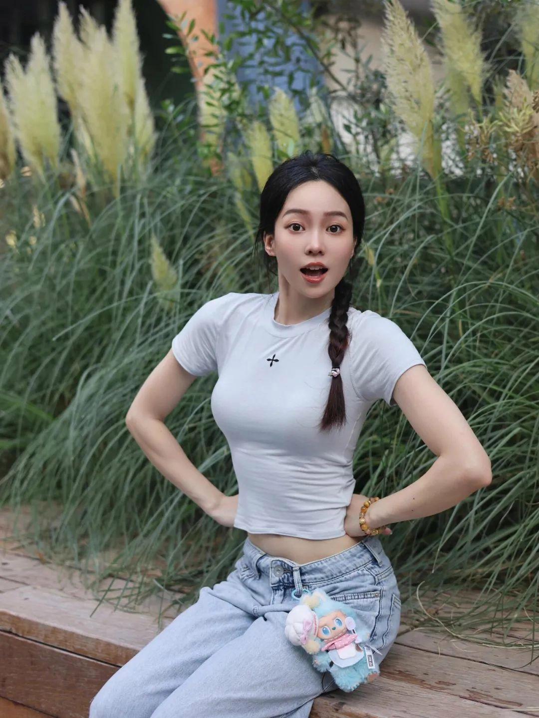 牛仔裤拍照,简单动作,拍照又酷又好看,显时候显身材