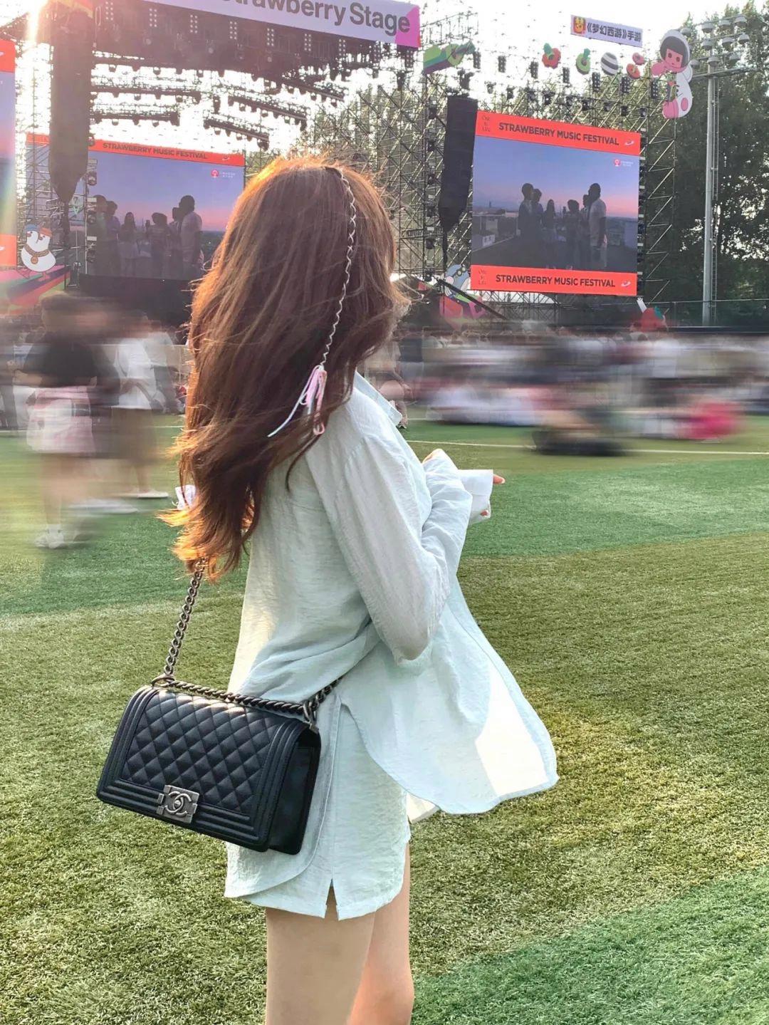 户外拍照,8个拍照姿势,松弛漂亮又自然,拍出夏日氛围感