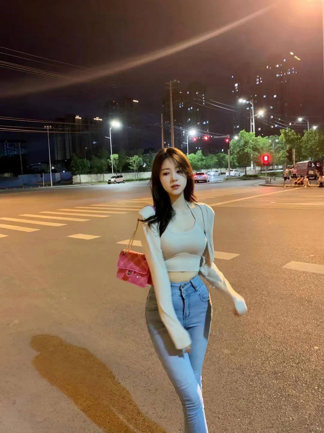 牛仔裤拍照,几个小动作,拍照松弛好看,又瘦又有好身材