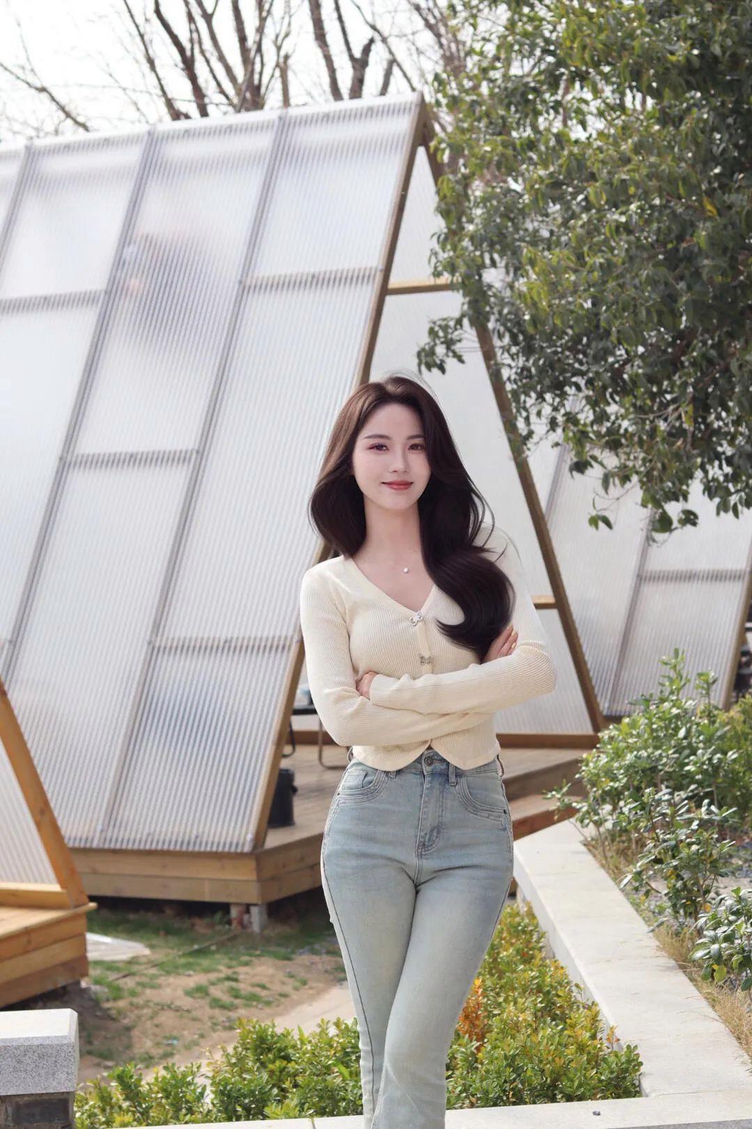 穿牛仔裤这样拍,几个动作,又漂亮又显身材了,温柔有气质