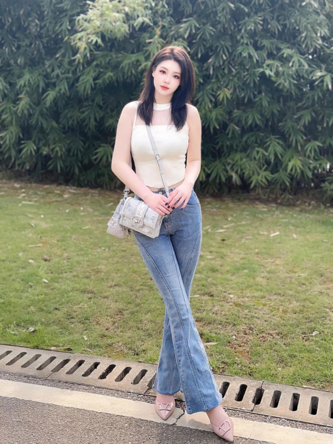 牛仔裤拍照,几个小动作,上镜自然、好看又出片,显腿型更显身材