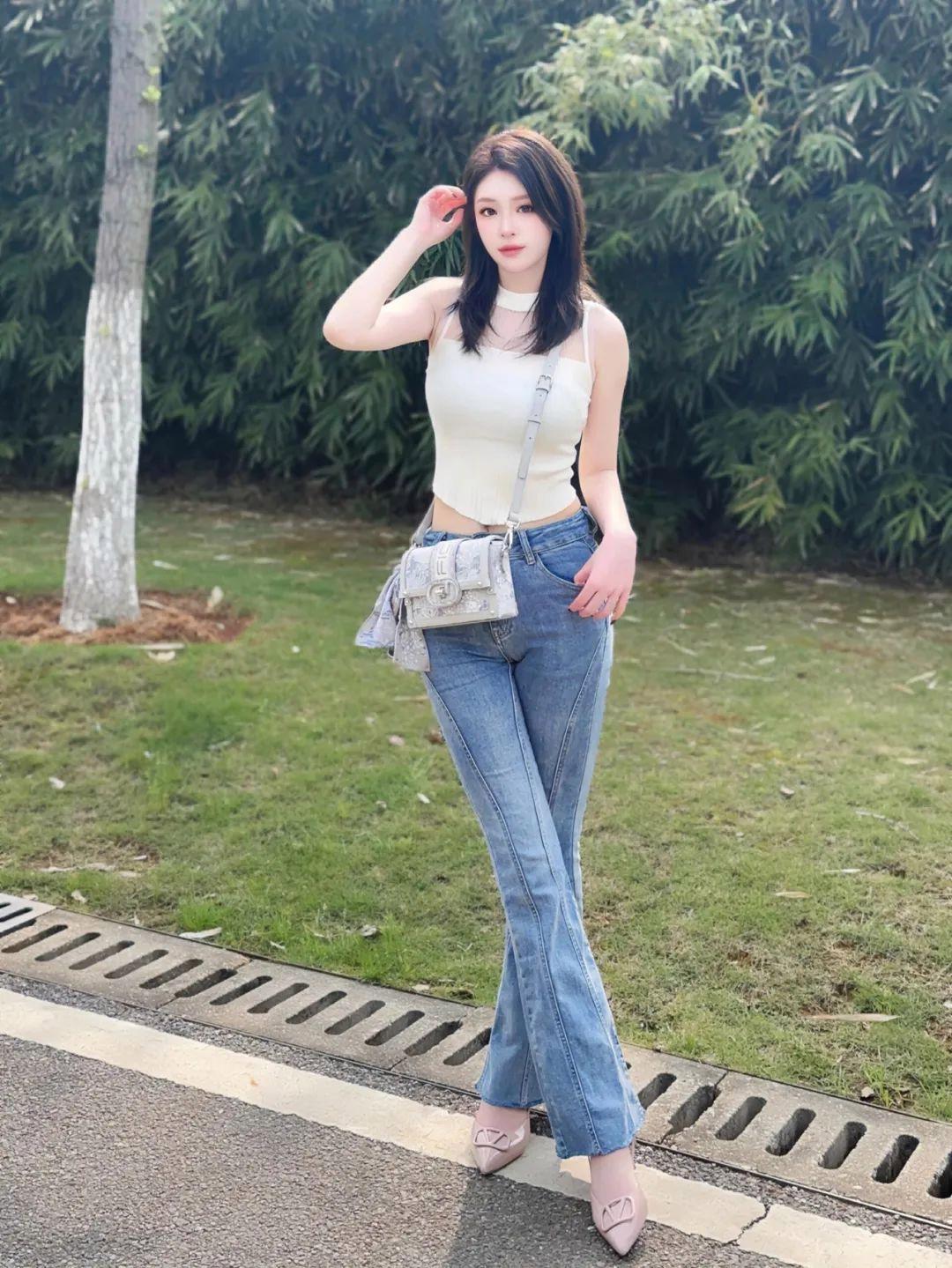 牛仔裤拍照,几个小动作,上镜自然、好看又出片,显腿型更显身材