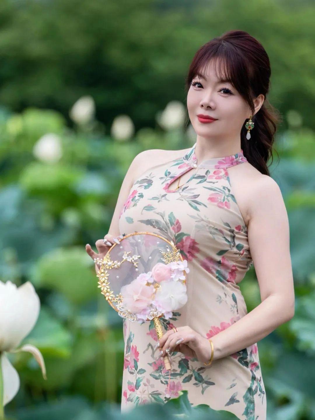 旗袍搭配荷花，这样拍照，气质好看有韵味，大方优雅显身材