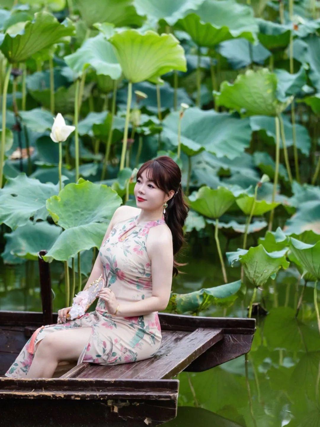 旗袍搭配荷花，这样拍照，气质好看有韵味，大方优雅显身材