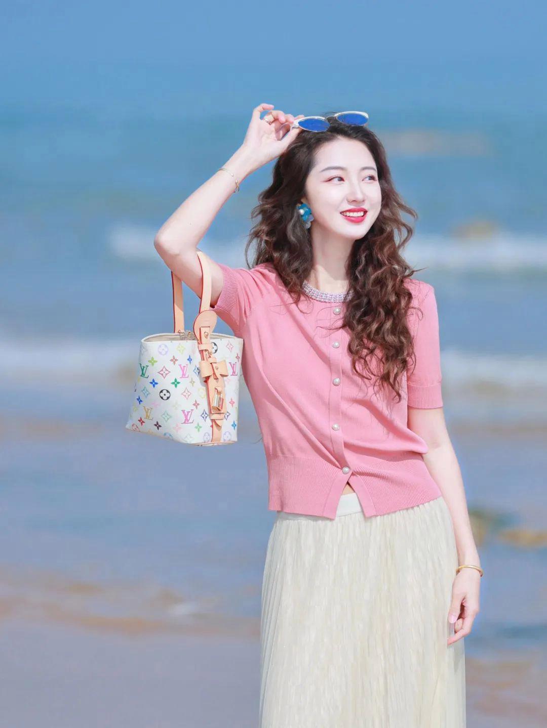 夏天穿裙子，这样拍照摆姿势，照片明媚漂亮，自然上镜有气质