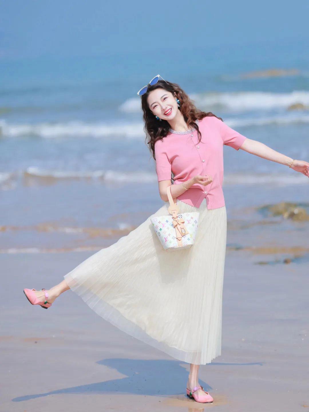 夏天穿裙子，这样拍照摆姿势，照片明媚漂亮，自然上镜有气质