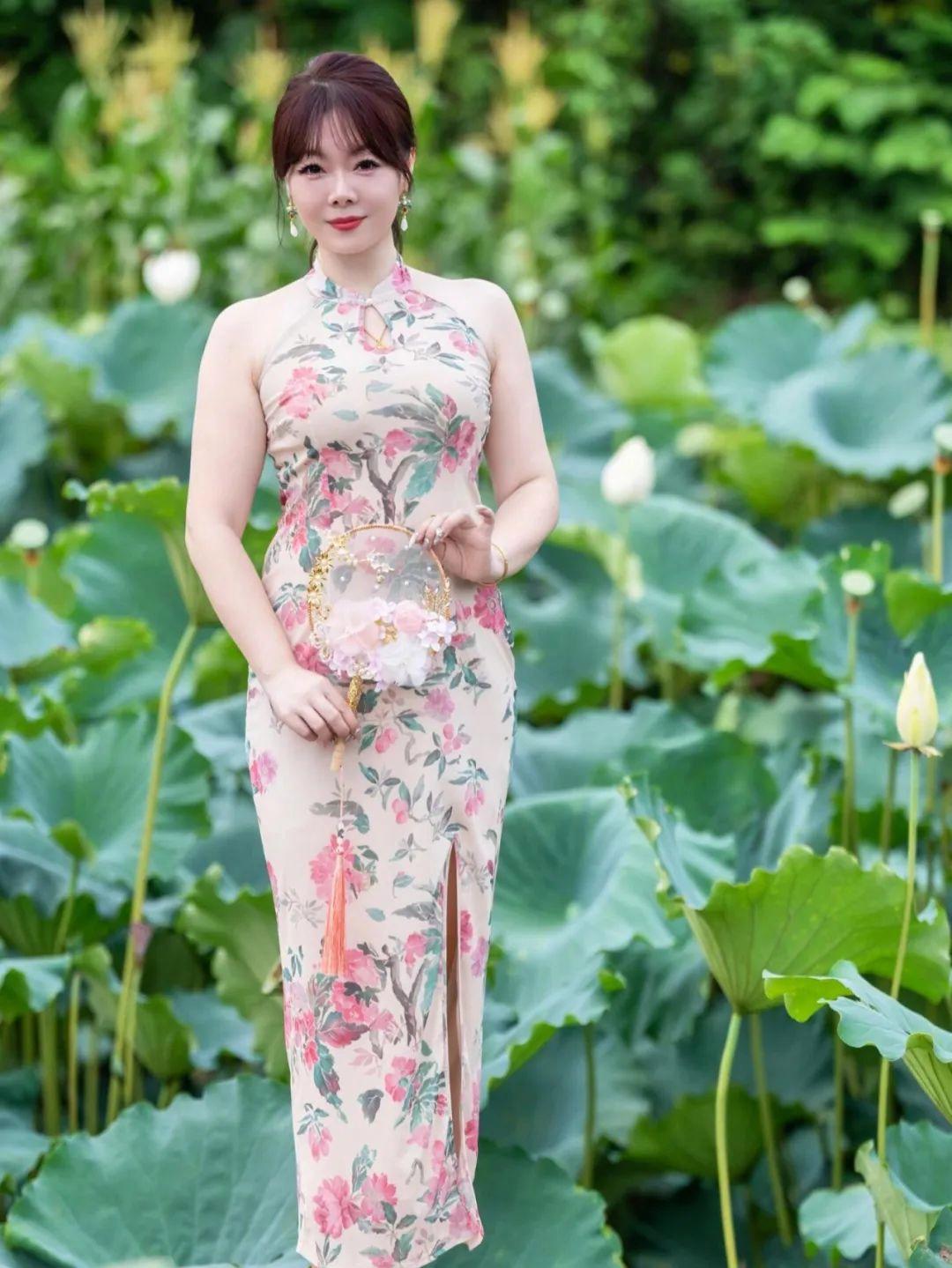 旗袍搭配荷花，这样拍照，气质好看有韵味，大方优雅显身材