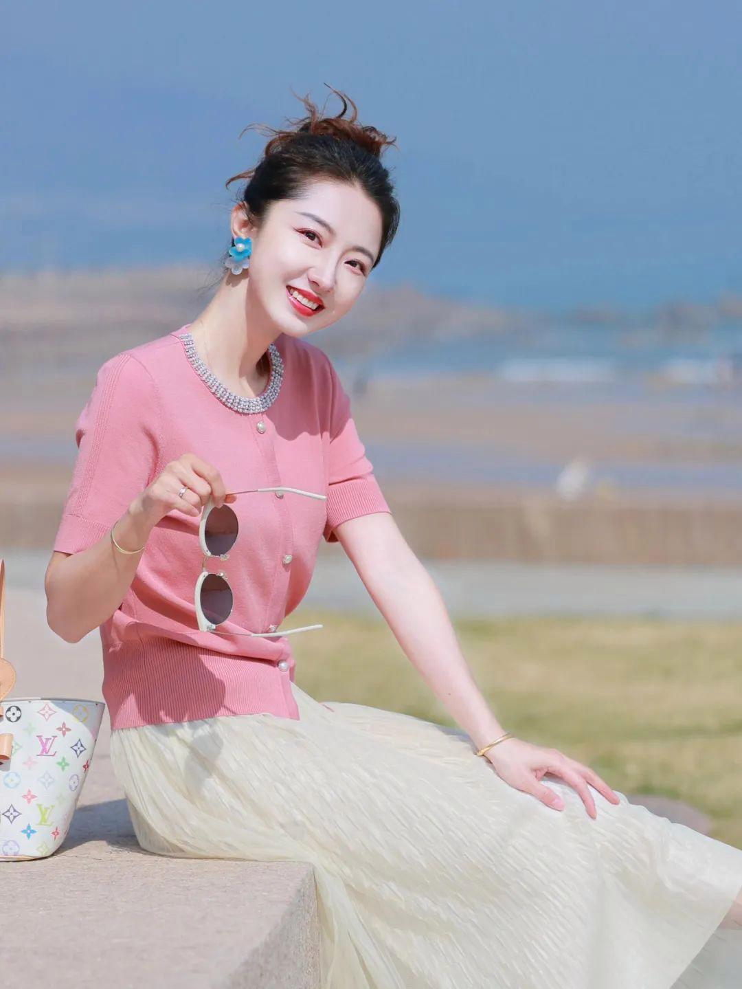 夏天穿裙子，这样拍照摆姿势，照片明媚漂亮，自然上镜有气质