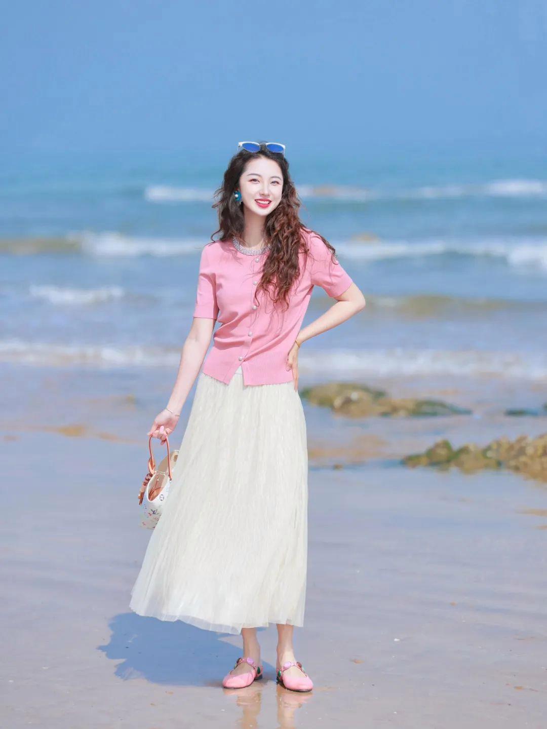 夏天穿裙子，这样拍照摆姿势，照片明媚漂亮，自然上镜有气质