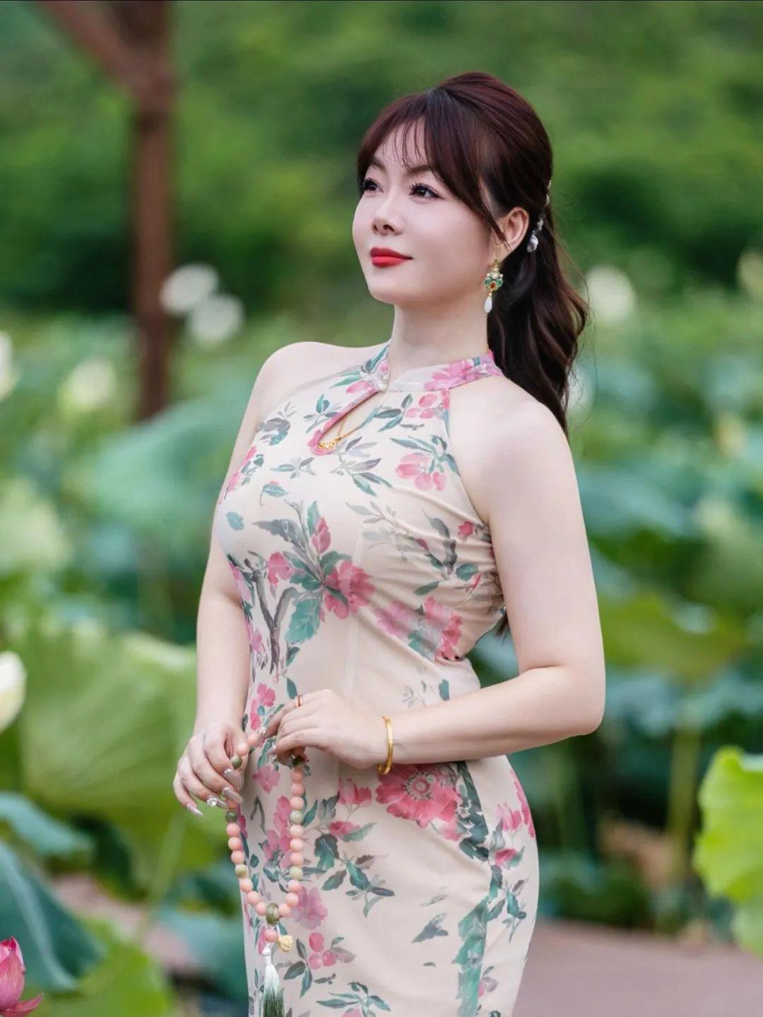 旗袍搭配荷花，这样拍照，气质好看有韵味，大方优雅显身材