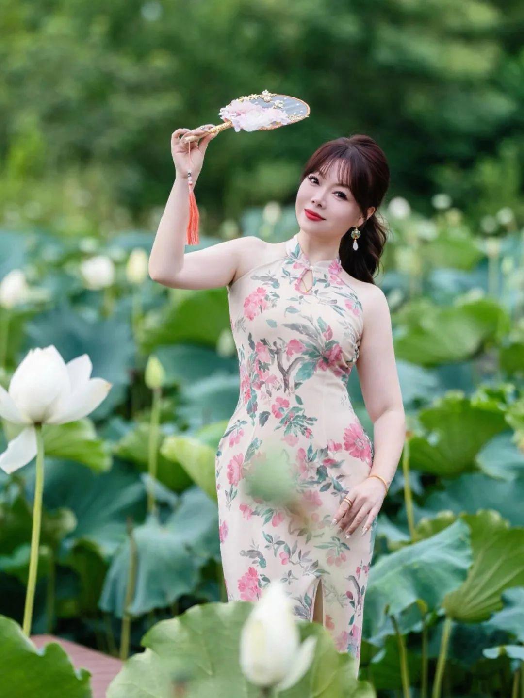 旗袍搭配荷花，这样拍照，气质好看有韵味，大方优雅显身材