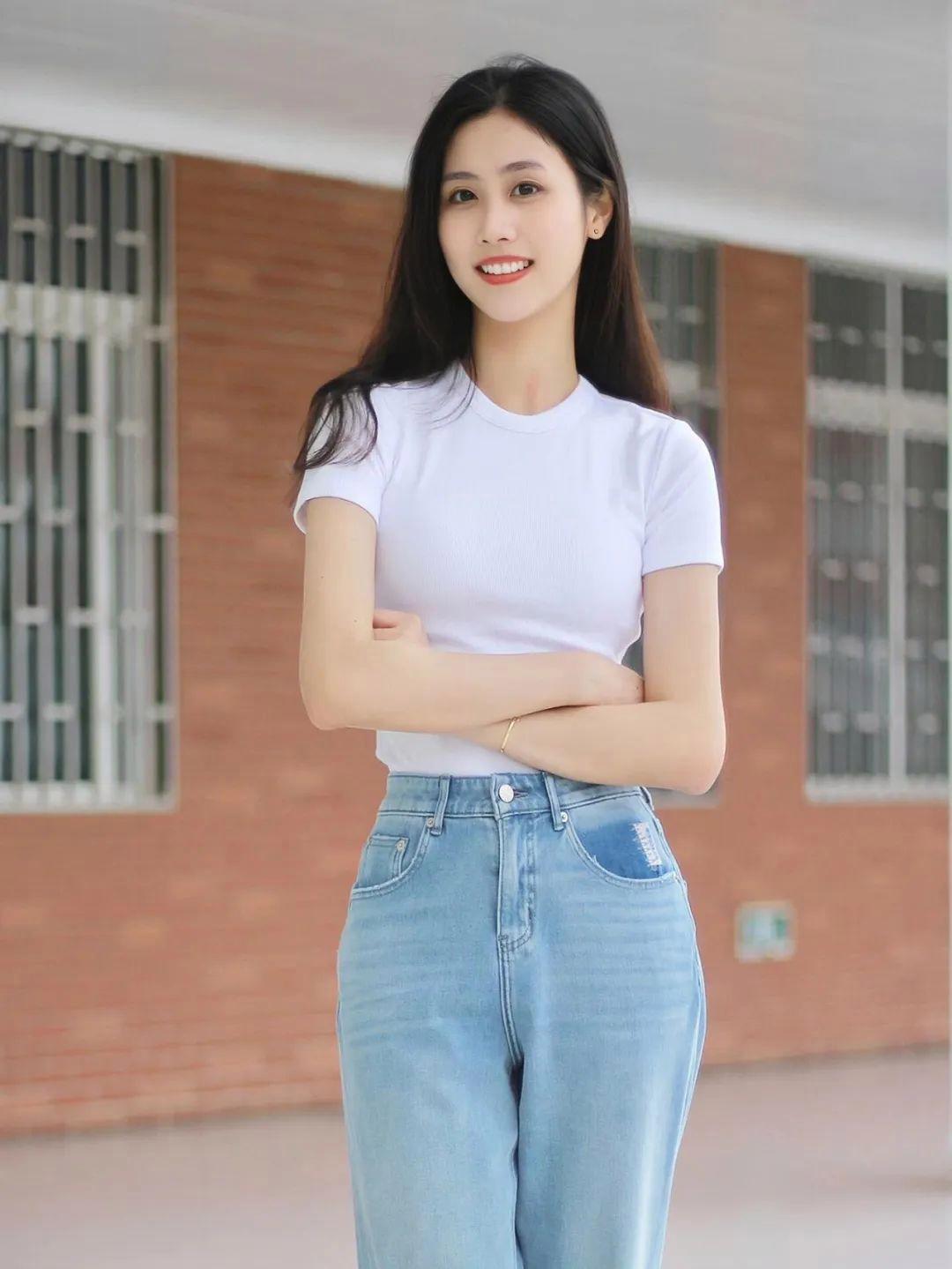 牛仔裤拍照，这些动作简单好学，显瘦显身材，自信大方又漂亮