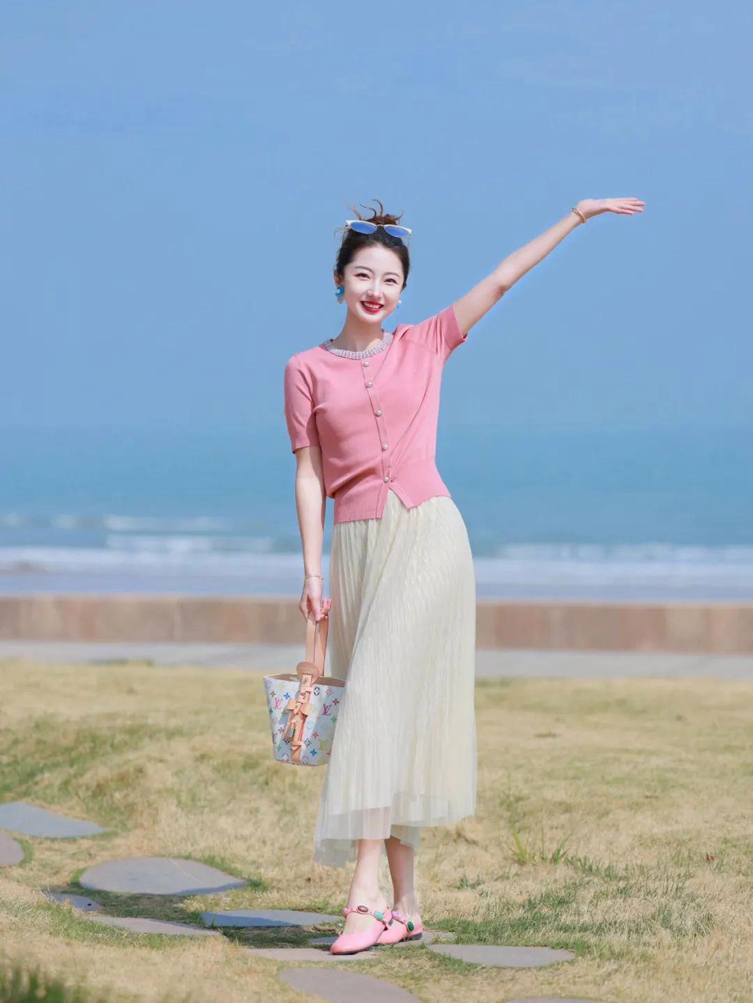 夏天穿裙子，这样拍照摆姿势，照片明媚漂亮，自然上镜有气质