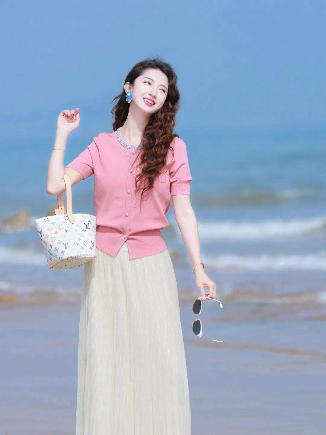 夏天穿裙子，这样拍照摆姿势，照片明媚漂亮，自然上镜有气质