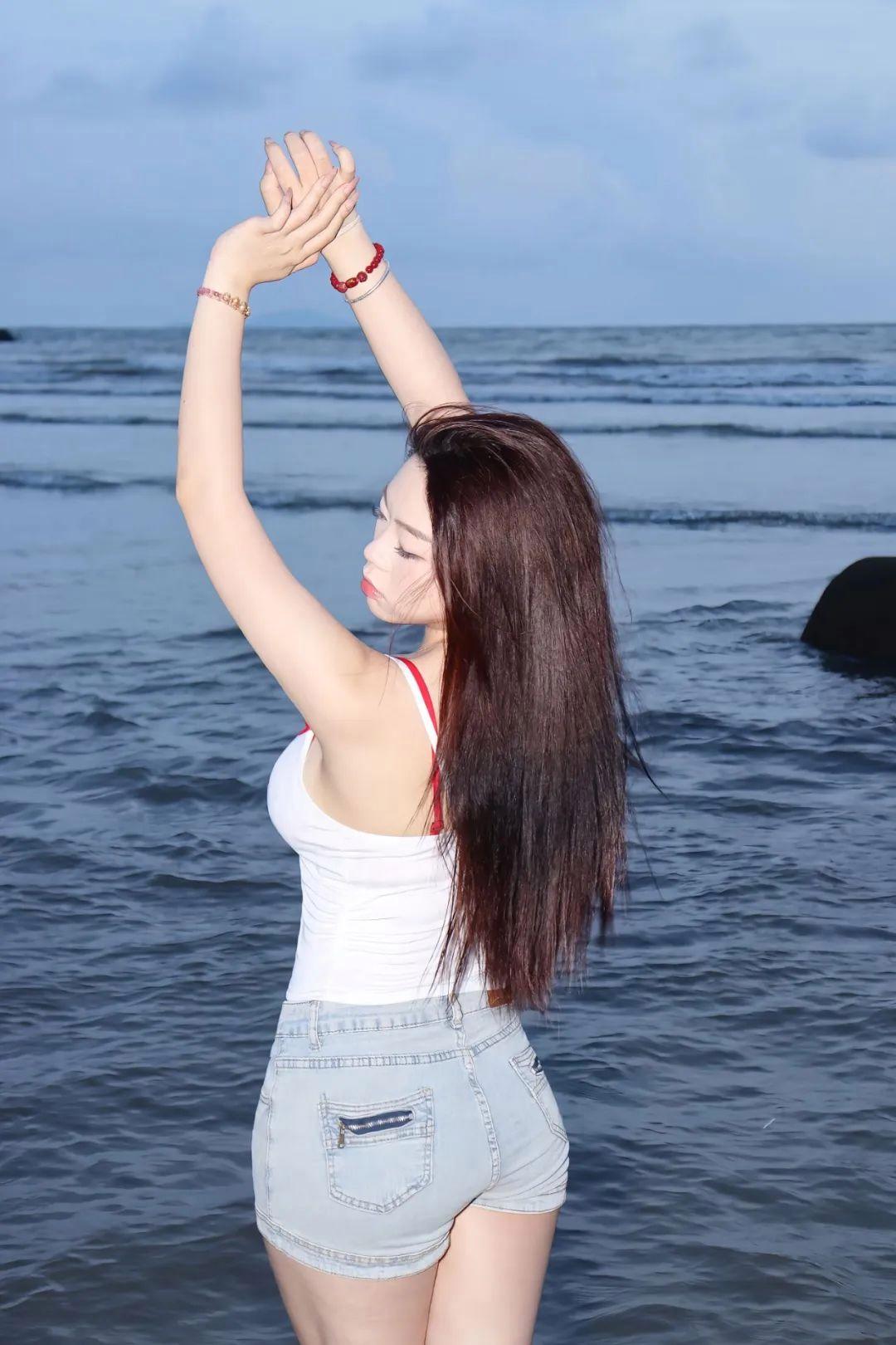 海边拍照8个姿势，动作简单，拍照好看有氛围感，上镜漂亮显身材