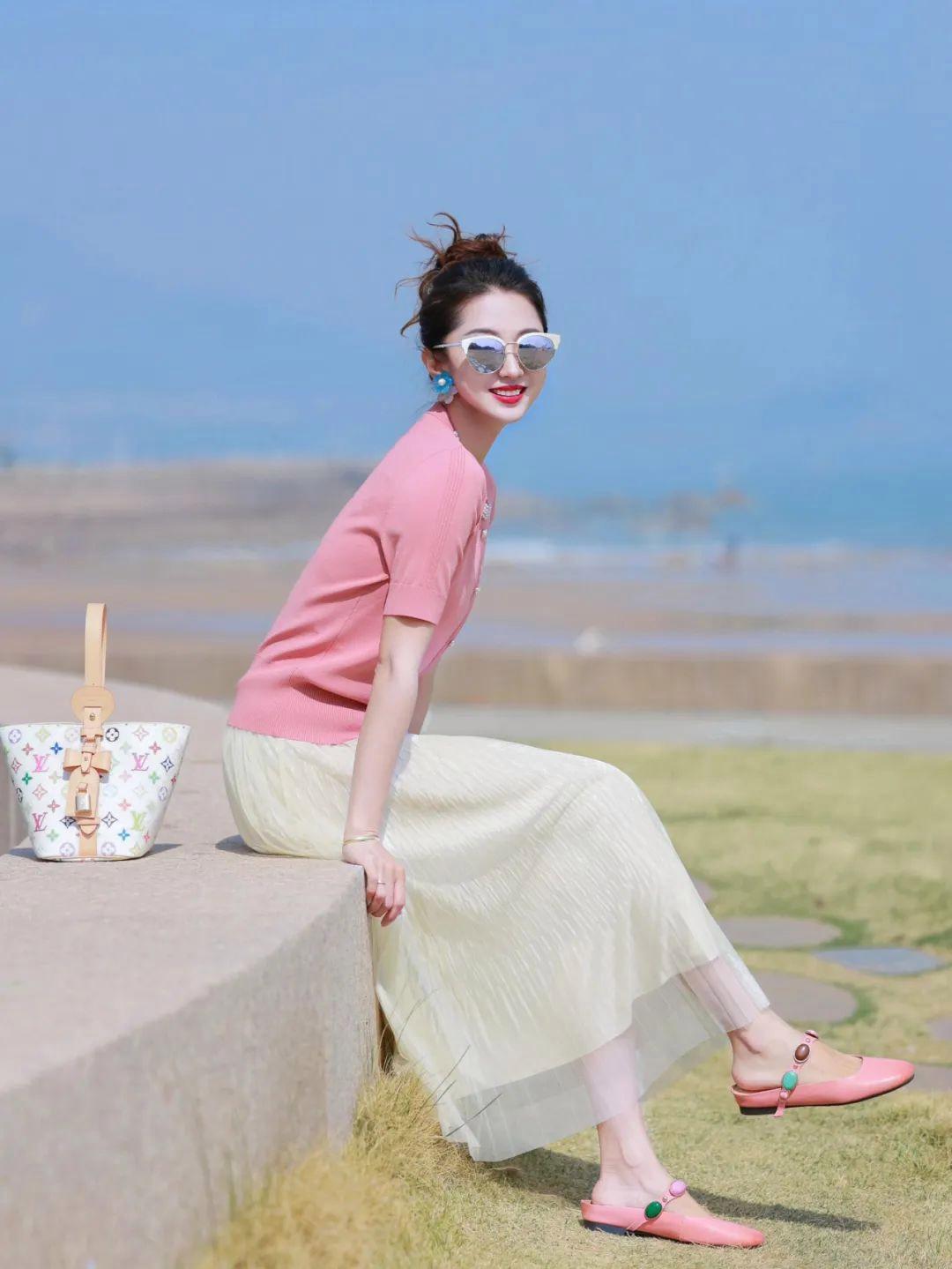 夏天穿裙子，这样拍照摆姿势，照片明媚漂亮，自然上镜有气质